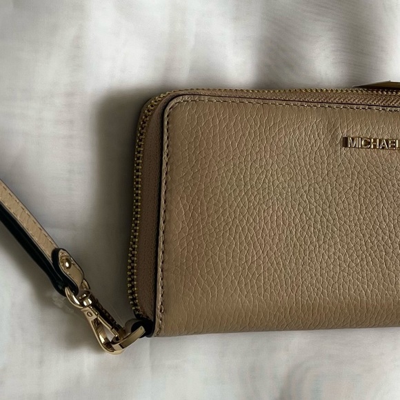 Gorgeous Michael Kors wristlet, NEVER USED! - Picture 3 of 4